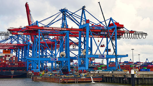 Container gantry cranes from Hamburg loaded for Tallinn