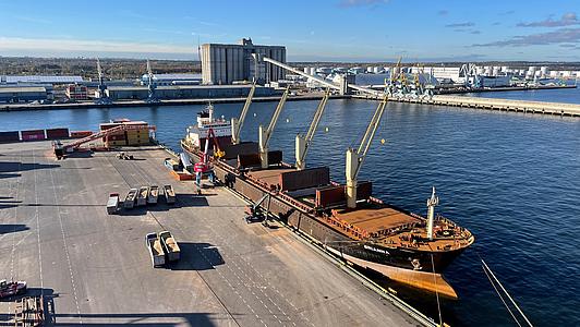 First harbour crane with dual power in Estonia starts operations at HHLA TK Estonia's terminal